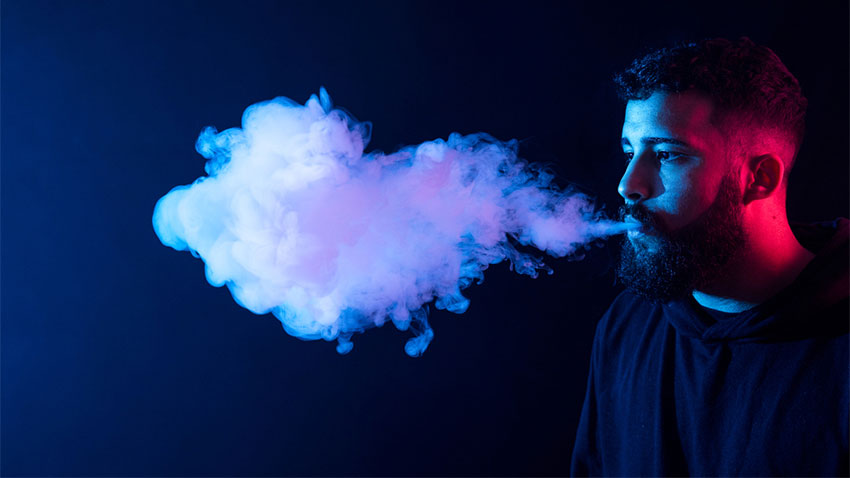 persoană care folosește o țigară electronică pentru vaping