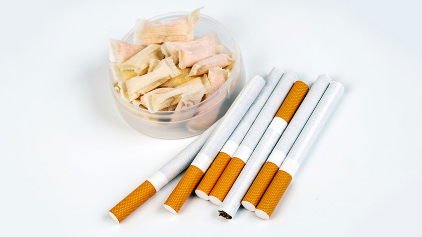 pouch-uri cu nicotină și țigări clasice