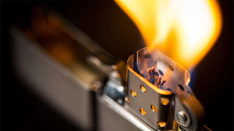 Imagine din apropiere cu o bricheta Zippo care arde