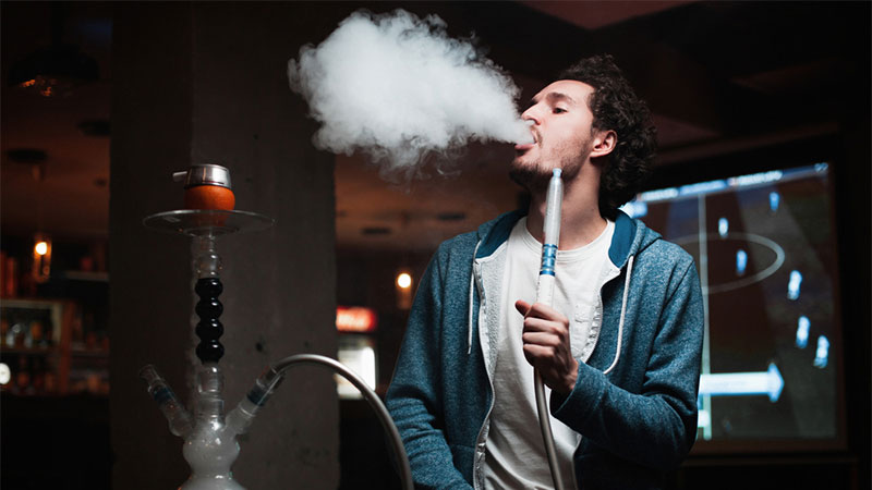 barbat care fumeaza din narghilea