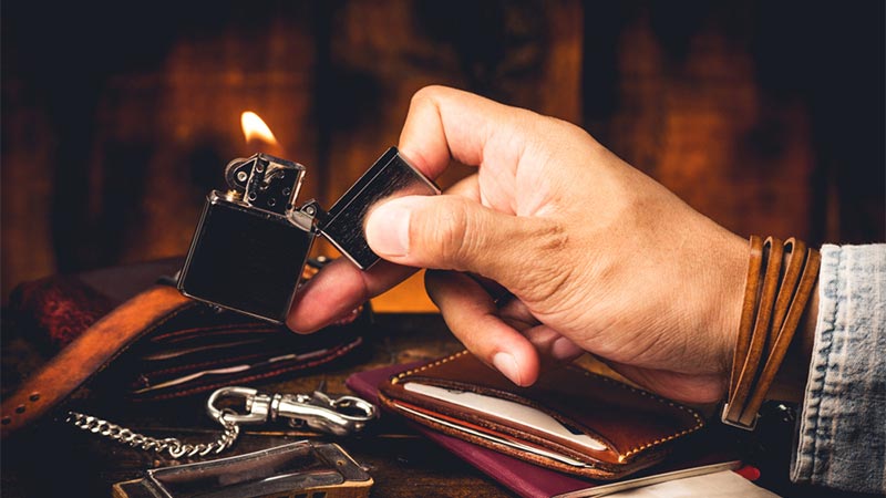 Barbat care a aprins o bricheta Zippo
