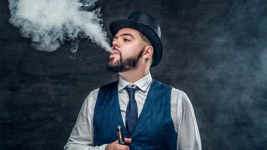 barbat care fumeaza tigara electronica