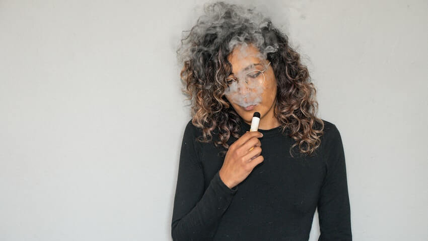 femeie care fumeaza mini narghilea electronica