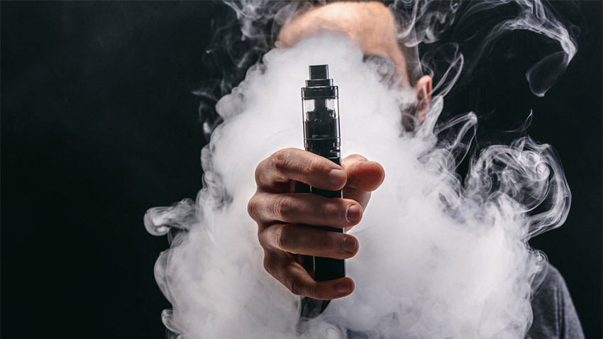 persoana care fumeaza o tigara electronica