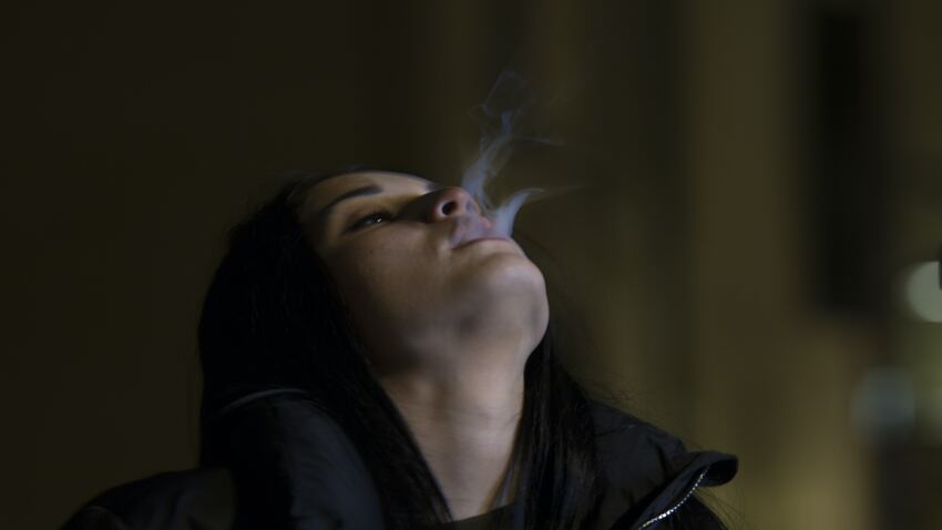 femeie care sufla fum
