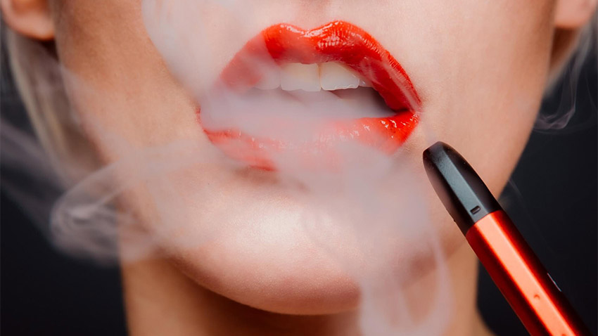 femeie care fumeaza tigara electronica