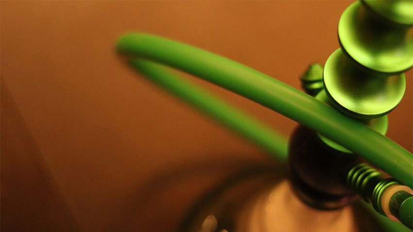 narghilea pentru fumat cu furtun si coloana de fum de culoare verde