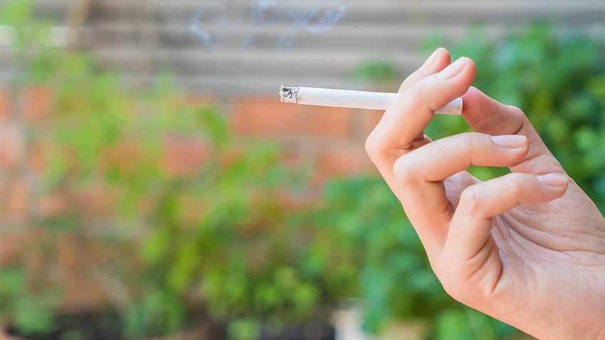 cigareta tinuta intr-o singura mana