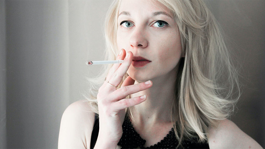 persoana de sex feminin care fumeaza