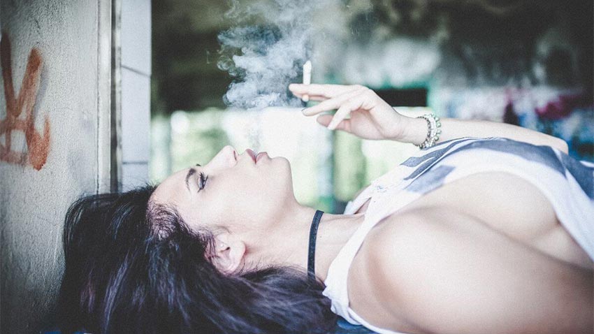 femeie fumand o tigara