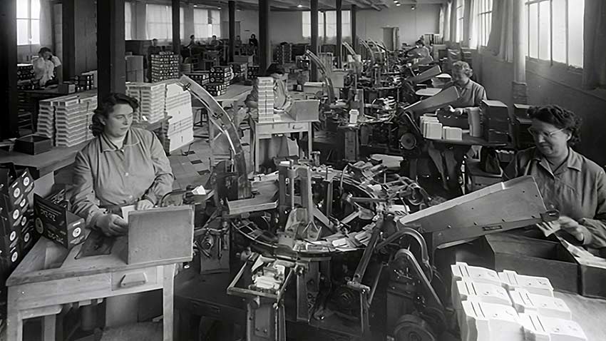 femei lucrand in una dintre fabricile marcii OCB