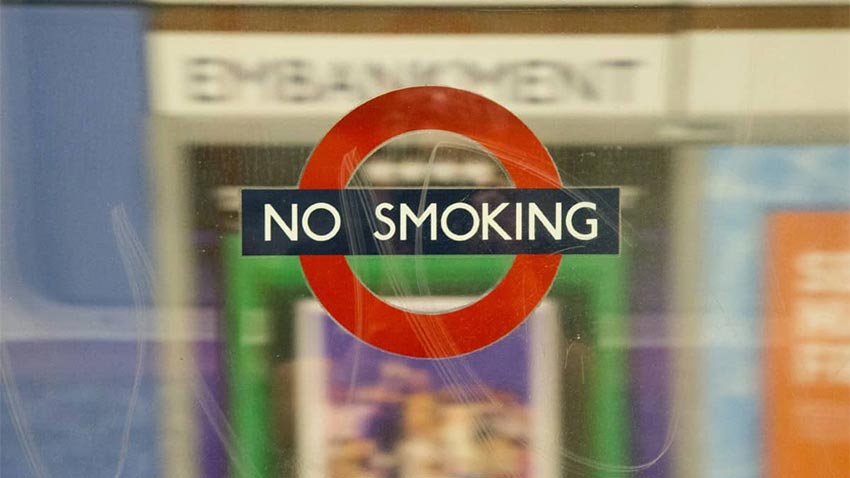 sticker cu no smoking (fumatul este interzis) lipit pe un geam