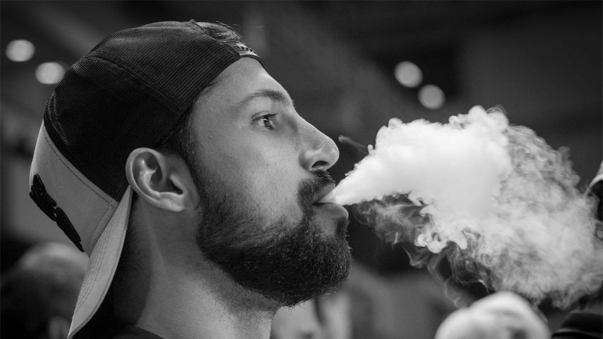 barbat care fumeaza tigara vape