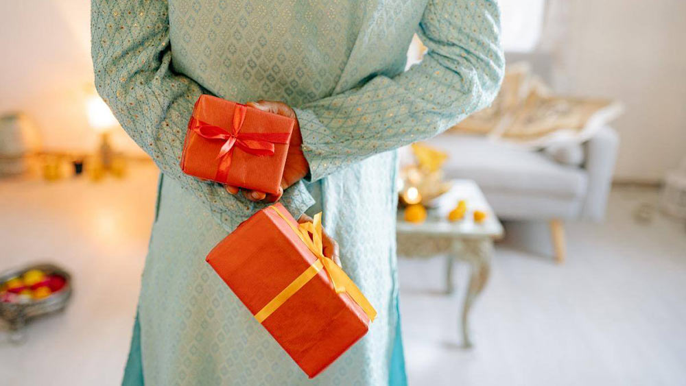 femeie care urmeaza sa ofere cadouri onomastice