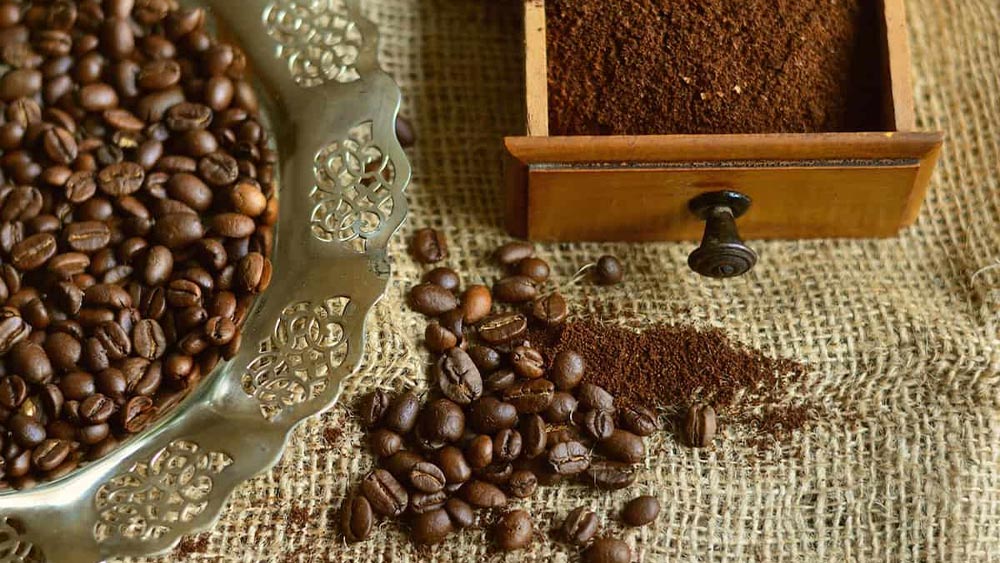 boabe de cafea si rasnita