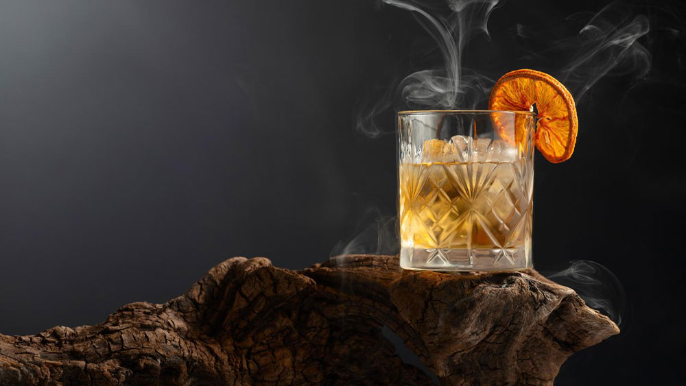 pahar de rom cu portocala in fum