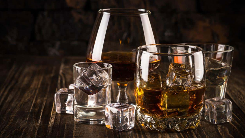 pahare de sticla cu bautura rom