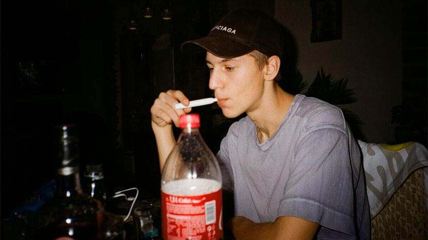 baiat fumand tigara cu tutun incalzit