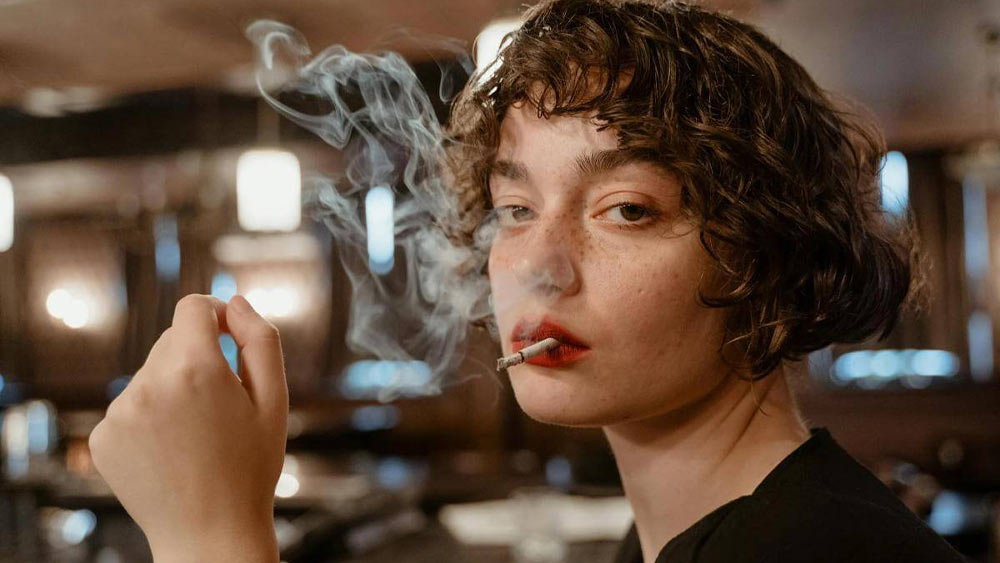 femeie care fumeaza o tigara