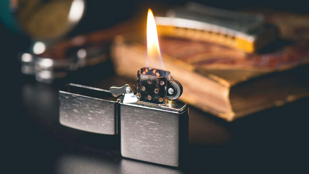 o bricheta zippo aprinsa pe o masa