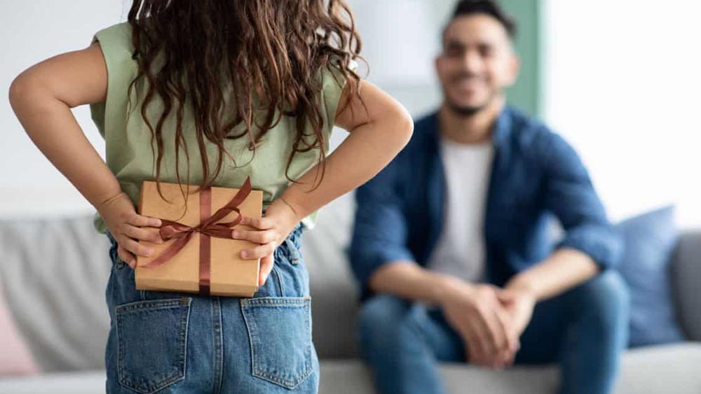 un copil care are un cadou surpriza pentru tata