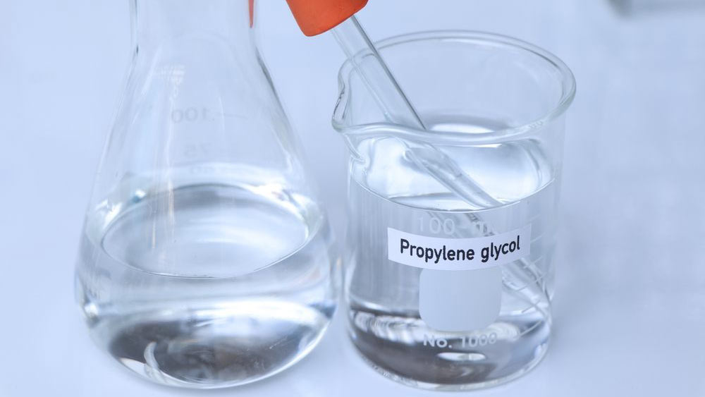 pahar si eprubeta cu propilen glicol