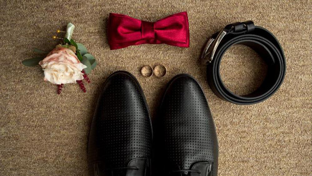 brosa, pantofi, papion si curea pentru petrecere