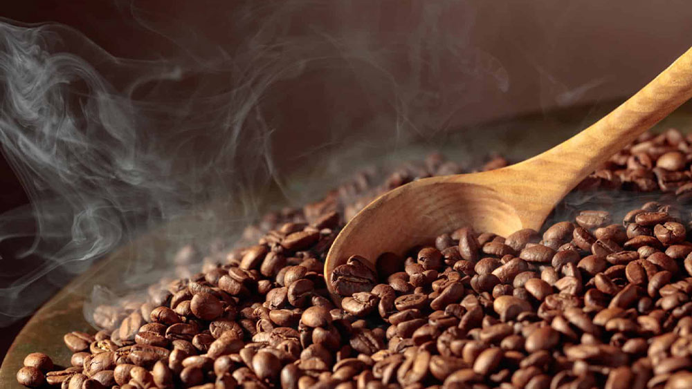 cafea prajita amestecata cu o lingura de lemn