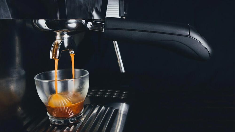 Cafea intr-o cana transparenta facuta la aparat