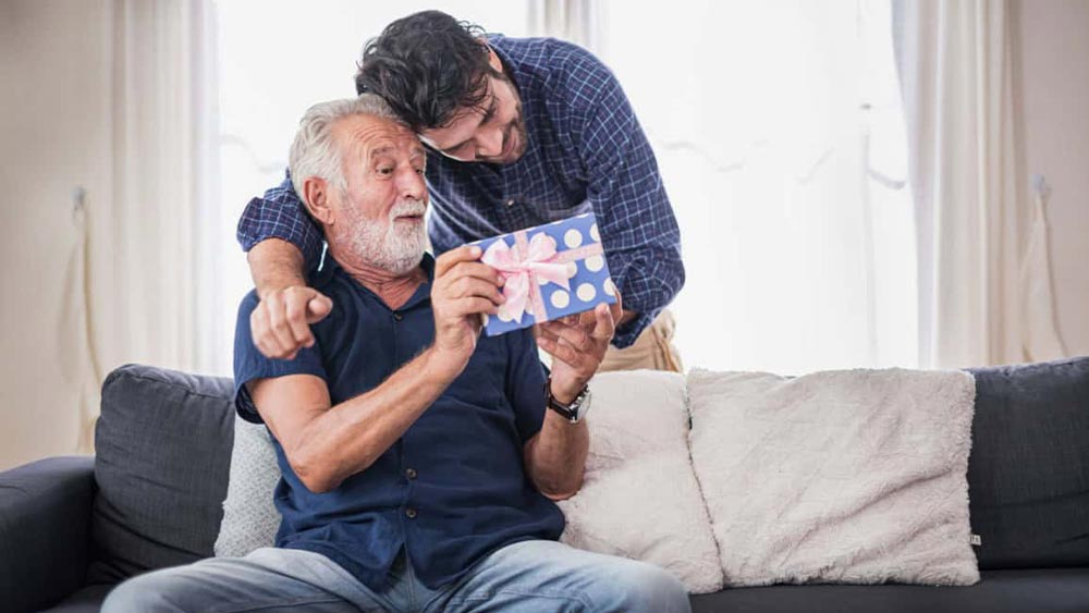 fiu care si-a surprins tatal cu un cadou