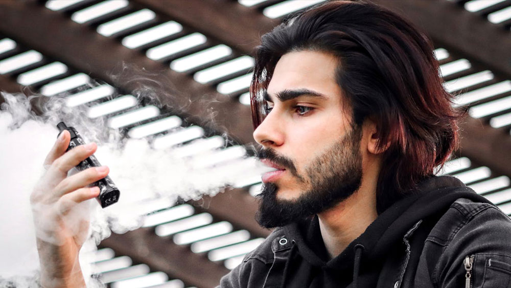 barbat folosind un vape