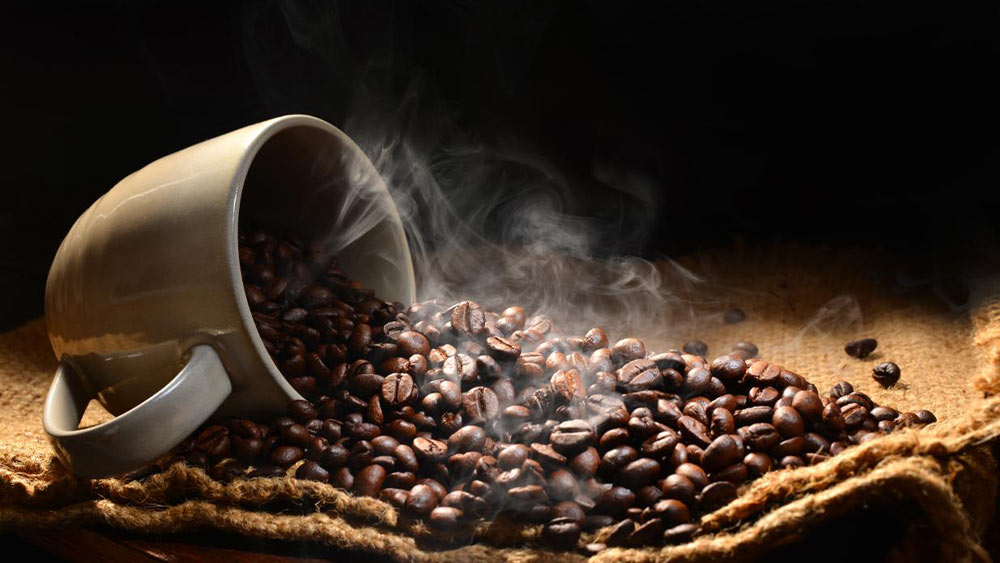 cana de cafea cu boabe de cafea prajite