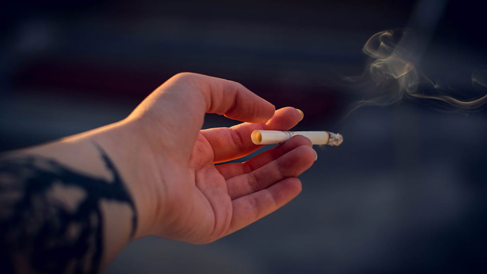 mana unui om care fumeaza