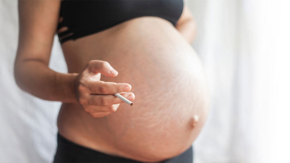 femeie insarcinata care fumeaza