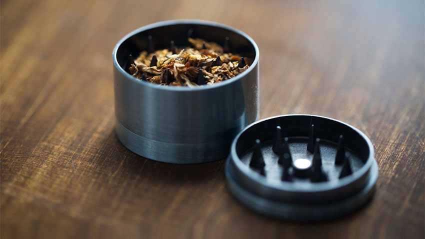 grinder din metal pentru tutun