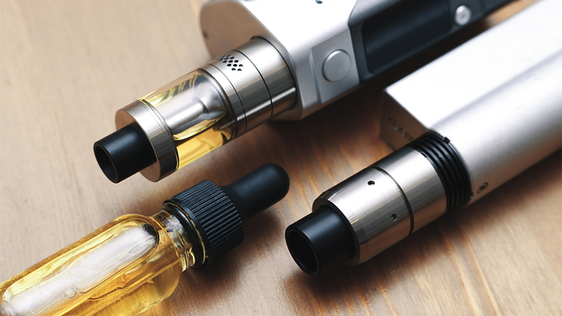 Aparat vapat langa sticluta cu lichid vape