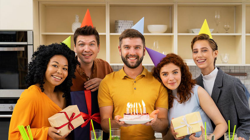 grup de oameni la o petrecere cu cadouri