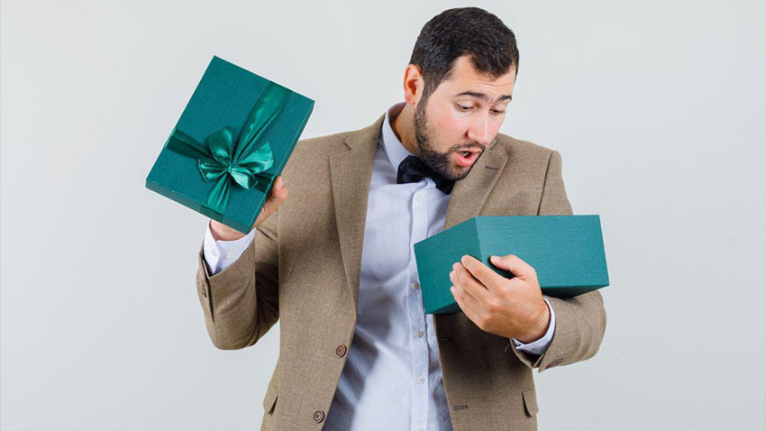barbat surprins la deschiderea unui cadou special