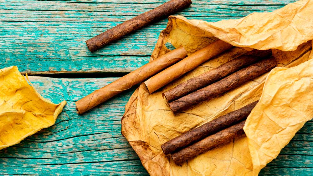 tigari de foi, frunze tutun, masa din lemn