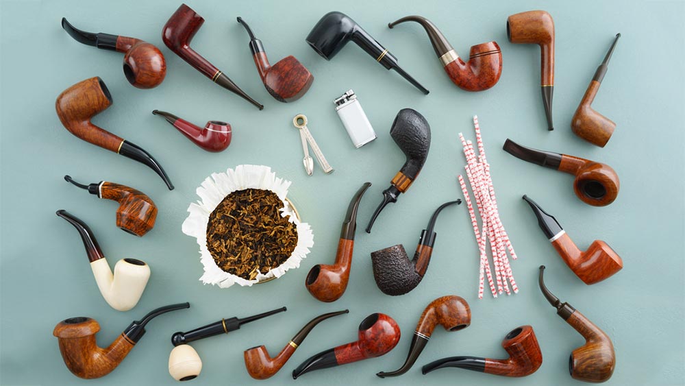 Diverse modele de pipe langa tutun si accesorii de pipa