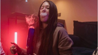 Bong vs pipă, asemănări și deosebiri esențiale - cum influențează acestea alegerea dispozitivului potrivit?