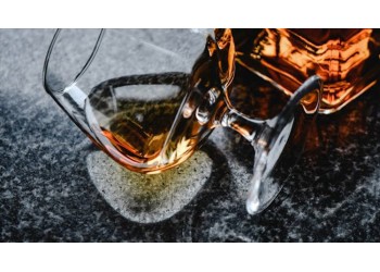 Cum se bea coniacul? Descoperă arta servirii și degustării coniacului în acest ghid dedicat celei mai fine băuturi din lume