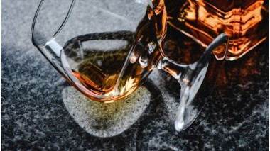 Cum se bea coniacul? Descoperă arta servirii și degustării coniacului în acest ghid dedicat celei mai fine băuturi din lume