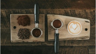 Idei de cadouri pentru iubitorii de cafea - cum să oferi o experiență desăvârșită cuiva drag?
