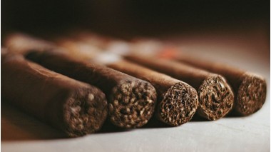 Cum se fumează un trabuc: tăiere, aprindere și ritualul corect