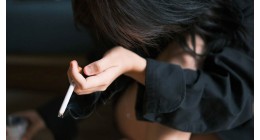 Fumatul și căderea părului: cauze, efecte, suplimente și tratamente pentru regenerarea părului