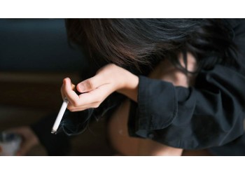 Fumatul și căderea părului: cauze, efecte, suplimente și tratamente pentru regenerarea părului