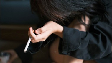 Fumatul și căderea părului: cauze, efecte, suplimente și tratamente pentru regenerarea părului