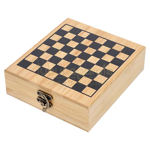 Set Vin DM3 Wood Sah Set cutie confectionata din lemn cu 4 accesorii pentru sticla vin marca DM3 Wood Sah
