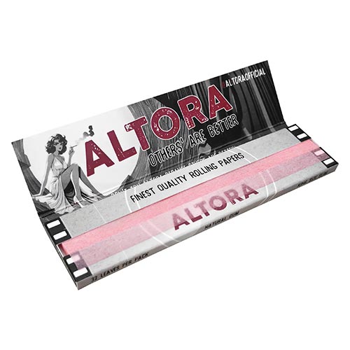 Foite Rulat Tutun Altora King Size Slim Film Noir (14 gsm) Pachet cu 32 foite King Size Slim de culoare rosie pentru rulat tutun Altora Film Noir cu grosime de 14 gsm